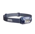 Forhandlerens produktfoto af blå Petzl Tikkina pandelampe med bredt pandebånd