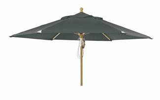 Grå centerparasol på 3,5 meter med hel træstang på en terrasse